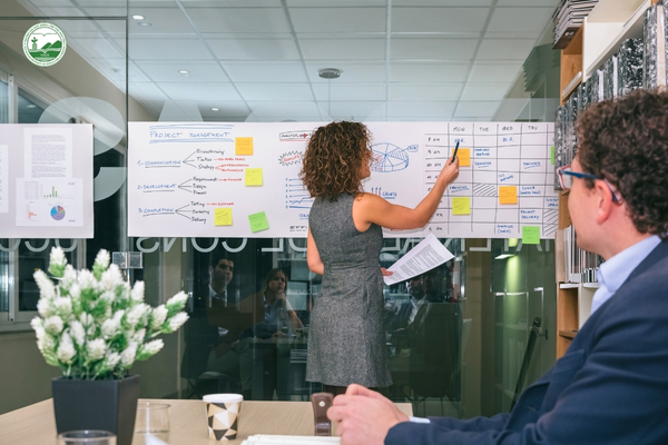 Sinh viên học kỹ năng quản lý dự án và chuỗi cung ứng quốc tế