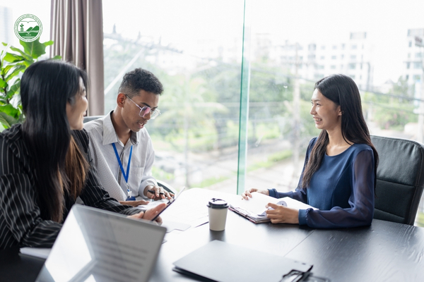 Các vị trí việc làm ngành Quản lý Đất đai gồm địa chính, GIS, tư vấn pháp lý và định giá đất.