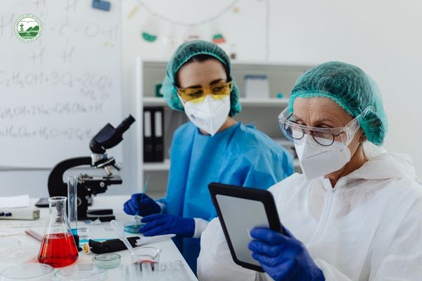 Nhân viên R&D nghiên cứu công thức và thử nghiệm sản phẩm mới.