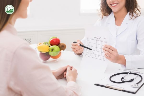 Chuyên gia dinh dưỡng phân tích thành phần dinh dưỡng thực phẩm.