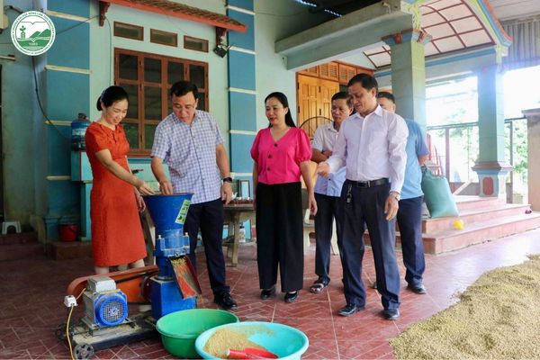 Đoàn công tác TUAF kiểm tra quy trình phối trộn thức ăn thảo dược trong mô hình nuôi gà thương phẩm